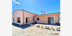 Splendida Villa Singola con Ampio Terreno di Pertinenza su Strada Provinciale Augusta Brucoli